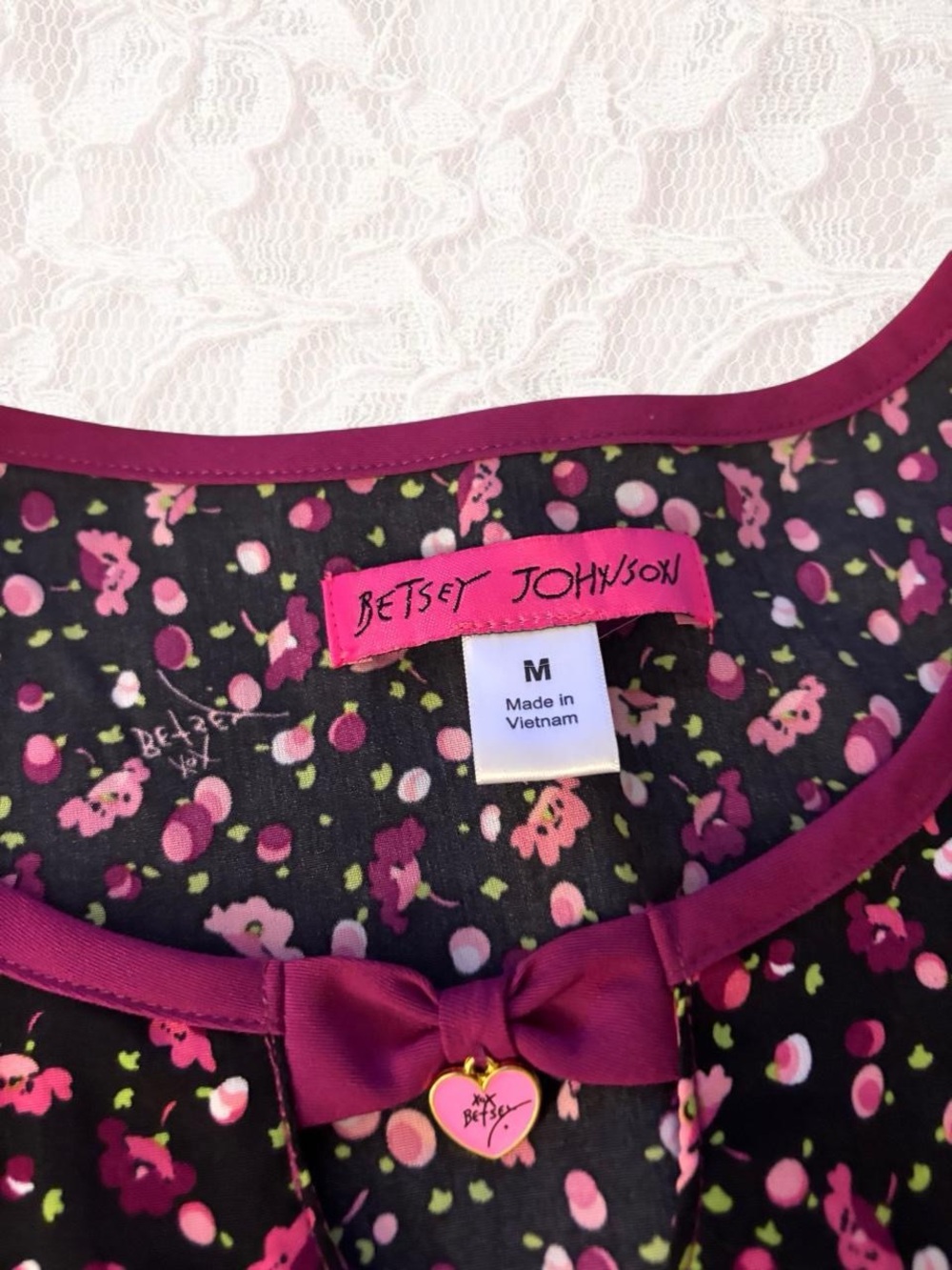 Betsey Johnson black & pink floral print scrub top in a M - Picture 2 of 3
